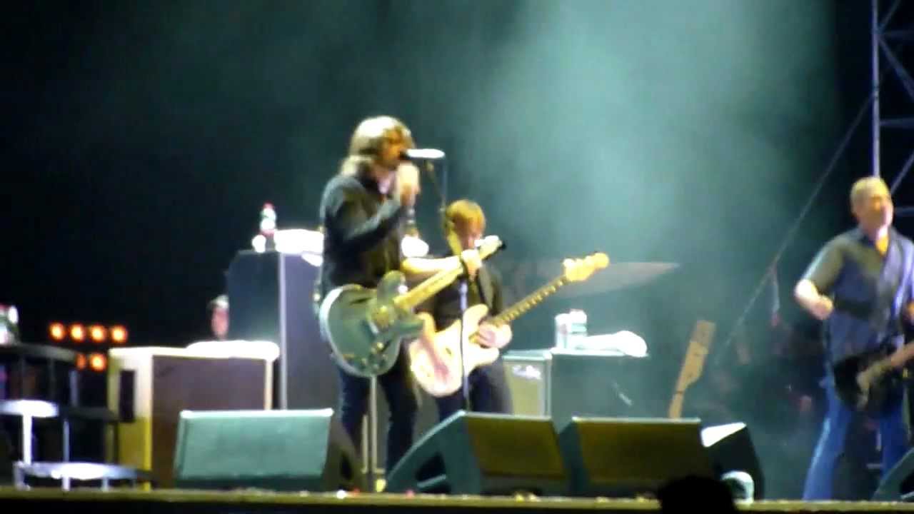 Foo Fighters - Bridge Burning [HD] live - YouTube