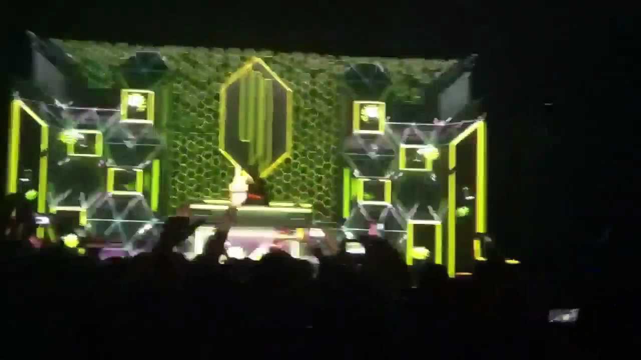 Skrillex - Welcome to Jamrock and Rudeboy Bass (live) - YouTube