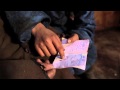 Une main d'enfant montre un dessin dans un livre écrit et illustré par les enfants d'une classe primaire en Mongolie