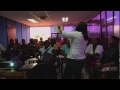 Un grupo de personas en un curso.