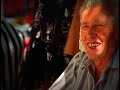 Una mujer anciana calienta agua al sol.
