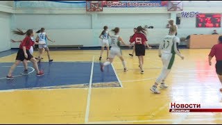 За титул чемпионов в Искитиме борются школьные сборные по баскетболу