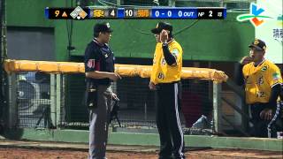 20130716 CPBL 象VS獅 9上林岳平挖地瓜反彈到張正偉後腦杓形成保送