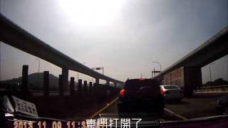 2013年11月09號高速公路南下內車道有小孩子被趕下車