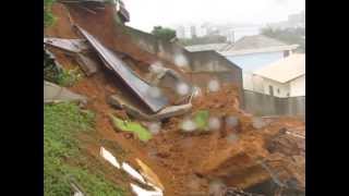 Muro de uma casa desaba e piscina vem abaixo em Joinville