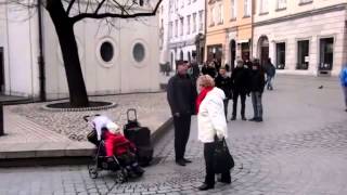 BEBÉ CANTA OPERA EN LA CALLE