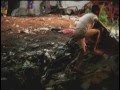 un enfant sur un tas de déchets