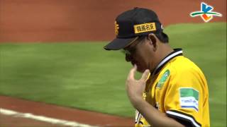 20130825 CPBL 象VS犀牛 賽後 兄弟象全隊向徐總致意&草總流下男兒淚