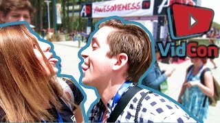 Zu viel Zunge auf der Vidcon