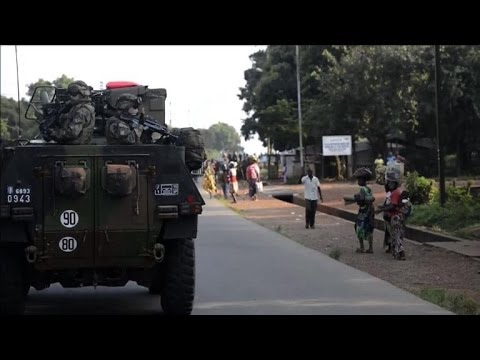 French troops on Monday began disarming fighters in the Central African Republic after a swell in sectarian violence that has claimed hundreds of lives and terrified inhabitants.