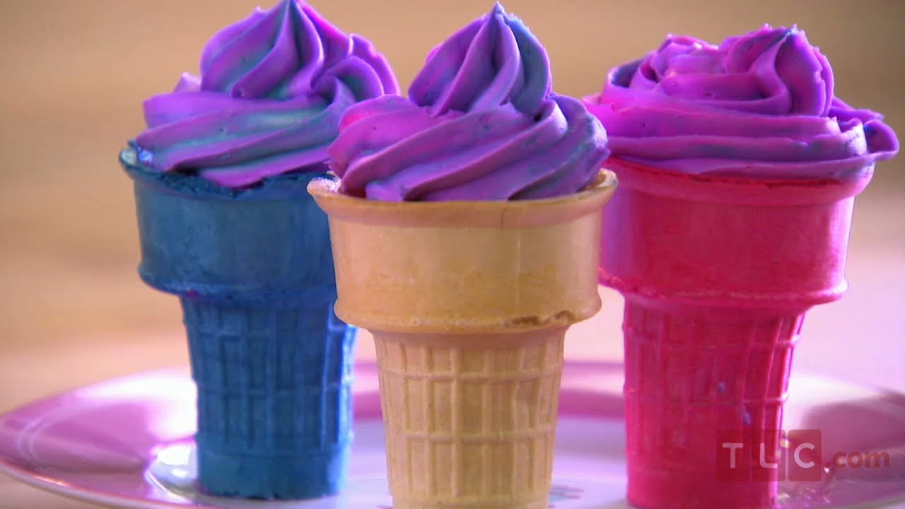 Sofia Makes Ice Cream Cone Cupcakes I Cake Boss - YouTube