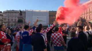 Italia-Croazia, cori e fumogeni al Duomo di Milano: foto e video dell'entusiasmo dei tifosi croati
