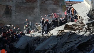 لحظات انهيار مبنيين جراء الزلزال الذي ضرب تركيا