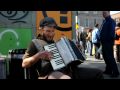 Billie Jean à l'accordéon à côté du métro Mont-Royal