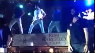 Ruben Cortada (Faruq en el Principe) bailando