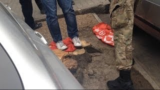 Одесса : активист Евромайдана вытирает ноги о Знамя Победы