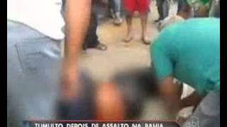 Pessoas ignoram baleado para pegar dinheiro de assalto