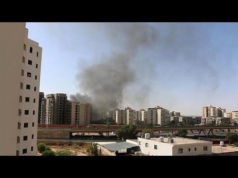 There has been heavy fighting between rival militias near the airport of the Libyan capital Tripoli.

Explosions and gunfire were heard early on Sunday along the airport road and in other parts of the city.

All flights to and from the airport have now been suspended

Authorities had said on Saturday that the airport was going to be handed back into government control. Zintan militiamen have controlled the airport for the last three years.

Local residents said that those attacking were from the...
READ MORE : http://www.euronews.com/2014/07/13/militias-fight-over-airport-in-libyas-capital-tripoli

What is in the news today? Click to watch: https://www.youtube.com/playlist?list=PLSyY1udCyYqBeLGPTLVZMp8kczDH7_5Ni

euronews: the most watched news channel in Europe
Subscribe! http://www.youtube.com/subscription_center?add_user=euronews 

euronews is available in 14 languages: https://www.youtube.com/user/euronewsnetwork/channels

In English:
Website: http://www.euronews.com/news
Facebook: https://www.facebook.com/euronews
Twitter: http://twitter.com/euronews
Google+: http://google.com/+euronews
VKontakte: http://vk.com/en.euronews