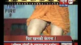 Kangana Ranaut wardrobe malfunction at Lakme Fashion Week