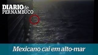 Imagem do mexicano caindo em alto-mar