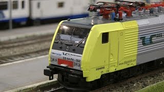 Modelleisenbahn der Toskana in Italien mit Hochgeschwindigkeitszug Frecciarossa von Trenitalia