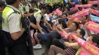 광복절 경축식장 앞 기습시위 "국정원 해체, 박근혜 대통령 사과"