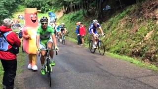 Peter Sagan stops on the side of the road to kiss girlfriend Katarina, stage 10