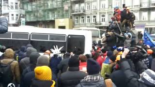 Евромайдан: протестующие на Грушевского теснят автобус силовиков