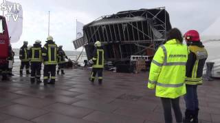 Westerland/Sylt: Sturmböe kippt Eventbühne auf die Promenade