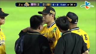 20130922-2 CPBL 犀牛vs象 3上 即使身體不適也要繼續留在場上拼鬥 這就是大家喜愛恰恰彭政閔的原因之一