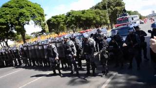 Manifestantes dão um olé na Tropa de Choque "Copa pra Quem?" em Brasília