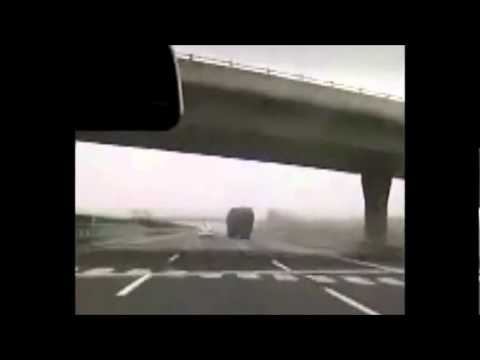 前車にピッタリついて高速道路ETCを突破で自慢な男