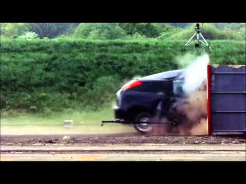 Crash Test Ford Focus 120 mph (190 km/h)