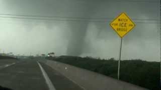 Tornado cruza la autopista