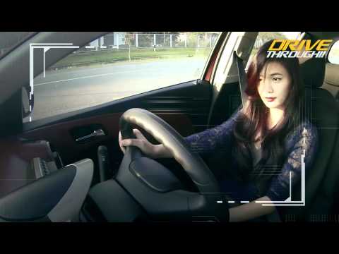 ถ้าต้องการขับรถทางตรงผ่านสี่แยก ต้องเปิดไฟผ่าหมาก ถูกต้องหรือไม่?