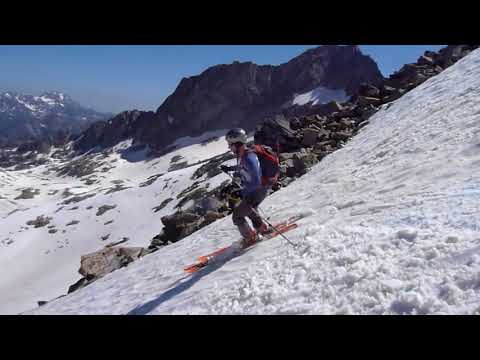 Ascensión y descenso con esquís del Turón de Neouvielle en verano