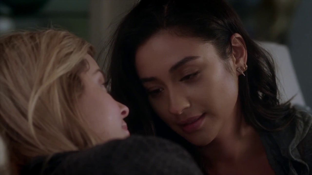 Pretty Little Liars - Shay Mitchell on the PLL Christmas Special! 