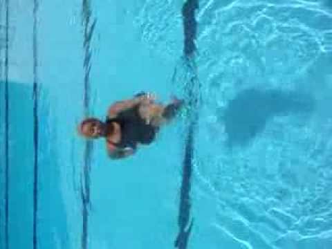 Graça Mariáh Flutuando e Fazendo Ginastica Aquatica