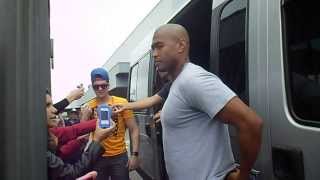 Luan atendendo no aeroporto de Curitiba 30/11/13