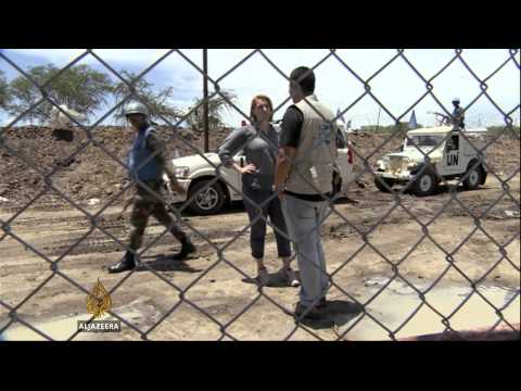 The UN\'s top human rights official has met South Sudan\'s rebel leader to discuss the recent mass killings in the country.  Navi Pillay held talks with former Vice-President Riek Machar on Tuesday.   He promised to investigate allegations of human rights abuses committed by his men.  Al Jazeera\'s Anna Cavell reports from Bor, the capital of the Jonglei State.