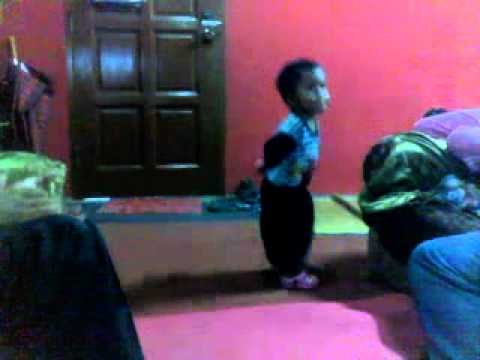 budak umur 2 tahun bertandak dari kampung bungin - YouTube