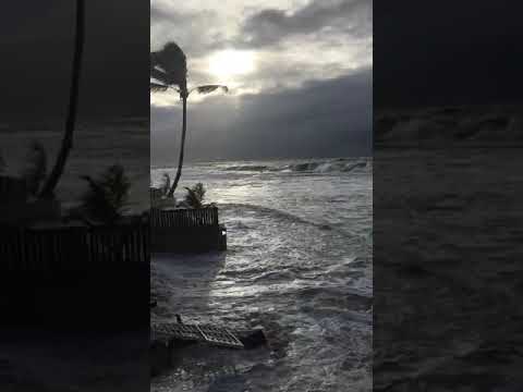 Ondas fortes atingem barracas e causam estragos em Arembepe