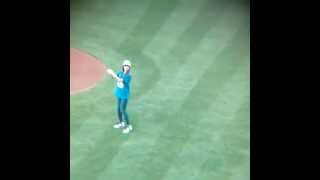 [Fancam] 140529 Suzy - Throw the First Pitch at LA (Support Dodgers)