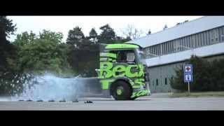 Drift - Michiel Becx fait du gymkhana avec un camion