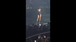 Beyonce Concert New Zealand. Girl gets hair stuck in fan.