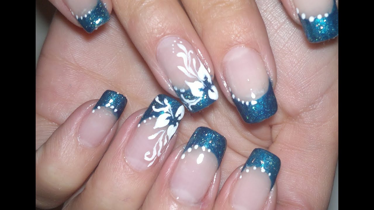 Nail Art simple and elegant, video tutorial white flower on blue french