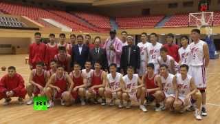 Звезда НБА Деннис Родман встретился с северокорейскими баскетболистами