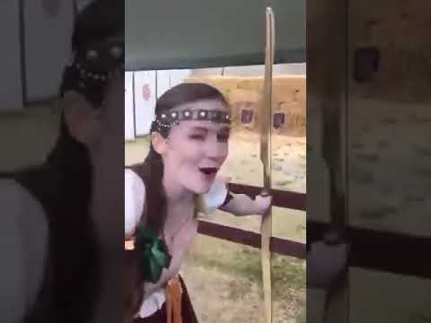 Funny Video- Hurt herself while shooting/柒到喊系列-射箭整親自己😂😂