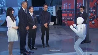 歐巴馬與日本機器人踢足球