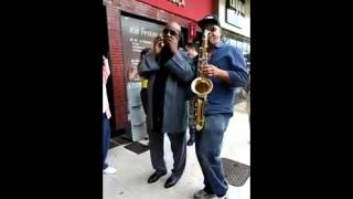 Stevie Wonder em Brasília tocando na calçada da 205